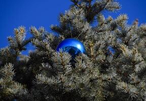 Dekorationen Neu Jahr Baum. Lametta und Spielzeuge, Bälle und andere Dekorationen auf das Weihnachten Weihnachten Baum Stehen im das öffnen Luft. foto