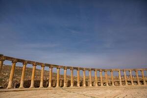 römisch Ruinen im das jordanisch Stadt von Jerash. das Ruinen von das ummauert griechisch-römisch Siedlung von gerasa gerade draußen das modern Stadt. das Jerash archäologisch Museum. foto