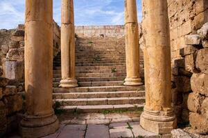 römisch Ruinen im das jordanisch Stadt von Jerash. das Ruinen von das ummauert griechisch-römisch Siedlung von gerasa gerade draußen das modern Stadt. das Jerash archäologisch Museum. foto