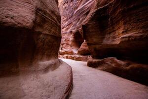 Schönheit von Felsen und uralt die Architektur im Petra, Jordanien. uralt Tempel im Petra, Jordanien. foto