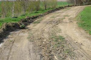 Schmutz Straße geebnet durch ein Grader. Straße im Dorf foto