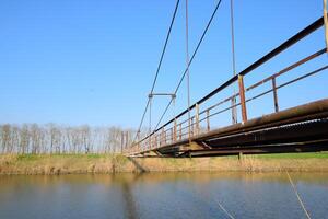 Stahl Brücke und Gas Pipeline durch Bewässerung Kanal. foto