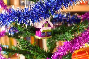 Weihnachten Spielzeuge und Ornamente auf das Weihnachten Baum foto