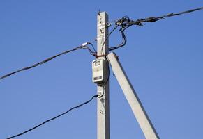 Elektrobolzen mit ein Zähler und Drähte, ein Torsad auf ein Pole. foto