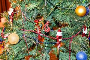 Dekorationen Neu Jahr Baum. Lametta und Spielzeuge, Bälle und andere Dekorationen auf das Weihnachten Weihnachten Baum Stehen im das öffnen Luft. foto