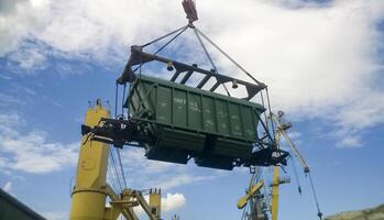 industriell Seehafen. das Drehung von das Auto mit Korn mit ein Turm Kran foto