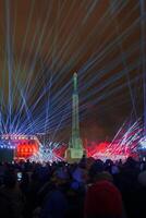 Freiheit Monument beleuchtet zum Lettland Unabhängigkeit Tag im riga foto