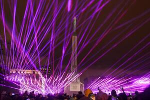 Erfahrung das beschwingt Nachtzeit Laser- Show beim das Freiheit Monument im Riga. foto