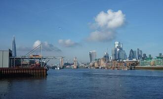 Panorama- Aussicht von Fluss Themse, das Scherbe, und Turm Brücke, London Vereinigtes Königreich foto