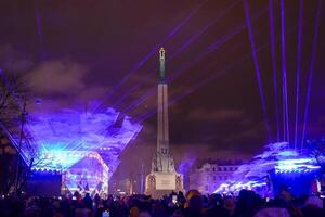 Abend Feierlichkeiten beim das Freiheit Monument, Riga, Lettland Hauptstadt foto