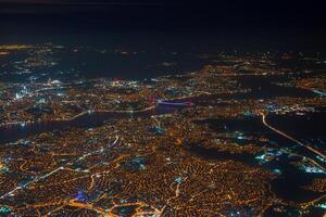 Antenne Nacht Aussicht von istanbul Stadtbild mit beleuchtet Brücken foto