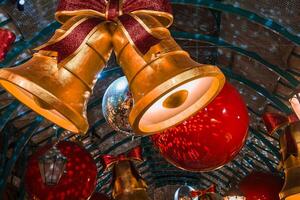 Weihnachten Fest Ornamente und golden Glocken Ausstellungsstück im London Stadt, Dorf foto