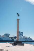 Statue mit Blick auf das Öresund mit forsea Fähre, Dänemark oder Schweden foto