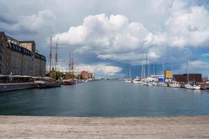 heiter Hafen Szene mit historisch Gebäude im Kopenhagen foto