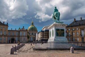 historisch europäisch Platz mit Pferdesport Statue, Kopenhagen Dänemark foto