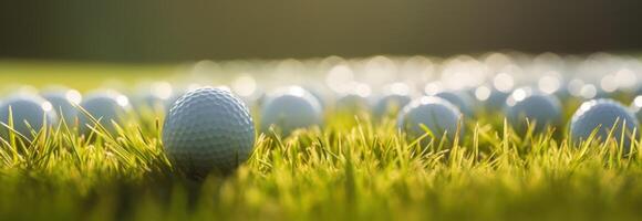 ai generiert ein Golf Ball auf Gras auf ein sonnig Tag, im das Stil von Sonnenstrahlen scheinen auf Es. foto