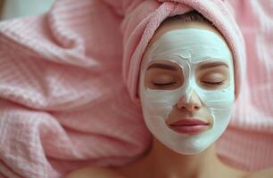 ai generiert Gesicht Maske Behandlungen Schönheit Spa mit ein Frau Empfang Gesichts. foto