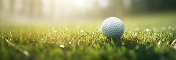 ai generiert Golf Ball auf Gras mit Sonnenlicht foto