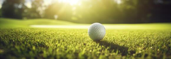 ai generiert Golf Ball auf Gras mit Sonnenlicht foto
