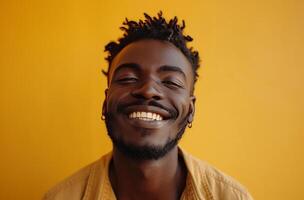 ai generiert ethnisch Mann lächelnd gegen Gelb Hintergrund foto