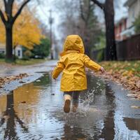 ai generiert ein wenig Mädchen im ein Gelb Regenjacke läuft durch Pfützen im das Regen foto