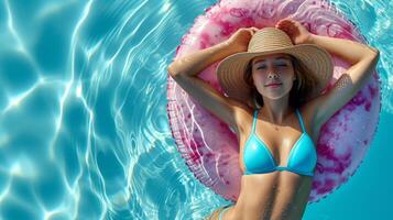 ai generiert ein Mädchen im ein Blau Badeanzug und ein Stroh Hut Lügen auf ein aufblasbar Kreis geformt mögen ein Krapfen im ein Blau Schwimmbad. foto
