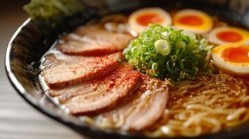 ai generiert ein Schüssel von traditionell Ramen, mit dünn Nudeln, zärtlich Schweinefleisch, und ein aromatisch Brühe. foto