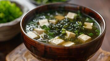 ai generiert ein klassisch Schüssel von Miso Suppe, mit Tofu und Seetang schwebend im ein Bohnenkraut Brühe. foto