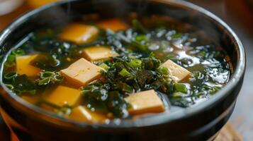 ai generiert ein klassisch Schüssel von Miso Suppe, mit Tofu und Seetang schwebend im ein Bohnenkraut Brühe. foto