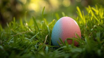 ai generiert ein minimalistisch Ostern Ei gemalt im Pastell- Schattierungen, ruhen auf ein Bett von frisch Grün Gras foto