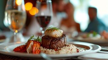 ai generiert Paare genießen anspruchsvoll Geschirr mögen Hummer Risotto und Filet Mignon serviert auf zeitgenössisch Geschirr foto