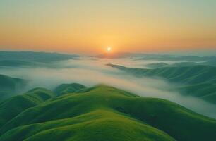 ai generiert das Sonne steigt an Über Grün Hügel mit ein Nebel Abdeckung das Horizont foto