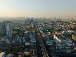 Antenne Aussicht von Bangkok Innenstadt, Himmel Zug Eisenbahn, Autos auf der Verkehr Straße und Gebäude, Thailand foto