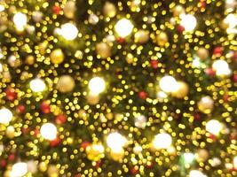 Weihnachten abstrakt Bokeh verwischen Licht Kreis rot Orange und Weiß glühend Fackel Muster Grün Hintergrund foto