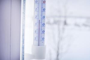 Alkohol Straße Thermometer. das Temperatur Meter. das Temperatur ist niedrig außen. foto