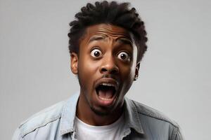 ai generiert komisch Bild von ein jung schwarz Mann mit sperrangelweit offen Augen und ein schockiert Gesichts- Ausdruck. foto