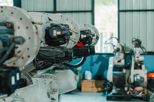 industriell Roboter Arm Lagerung, Produkt Verteilung Roboter Konzept, Konzept von künstlich Intelligenz zum das industriell Revolution, und Automatisierung Herstellung Verfahren. foto