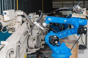 industriell Roboter Arm Lagerung, Produkt Verteilung Roboter Konzept, Konzept von künstlich Intelligenz zum das industriell Revolution, und Automatisierung Herstellung Verfahren. foto