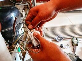 Reparatur das Schraube auf ein Gefrierschrank Thermostat foto