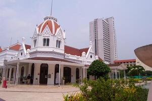 Surabaya, Indonesien, November 02, 2023 - - Aussicht von Gebäude im surabaya Platz foto