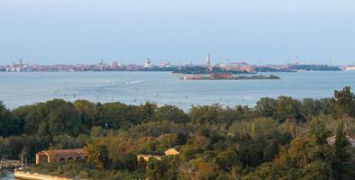 Antenne Aussicht von das geplagt Geist Insel von poveglia im das venezianisch Lagune foto