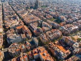 Antenne Aussicht von Barcelona Stadt Horizont und Sagrada familia Kathedrale beim Sonnenuntergang foto