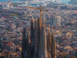 Antenne Aussicht von Barcelona Stadt Horizont und Sagrada familia Kathedrale beim Sonnenuntergang foto