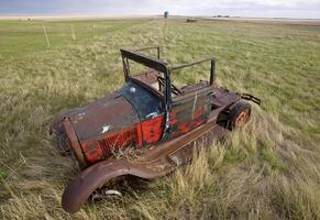 antikes Oldtimer altes Auto im Feld foto