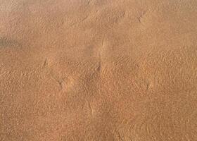 sonnig klein, Sanft Welle auf Sand Strand, Text Kopieren Raum zum Banner, Karten. schließen oben oben Aussicht von Meer Blau Wellen brechen auf Sand. Foto war Schuss im Abend beim Sonnenuntergang