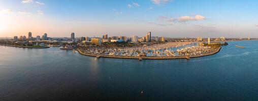 Antenne Panorama- Aussicht von das lange Strand Küste, Hafen, Horizont und Yachthafen foto