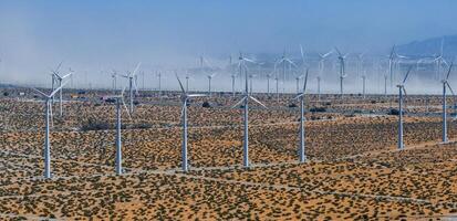 Antenne Aussicht von großräumig Wind Turbine Bauernhof im Palme Federn, USA inmitten trocken Wüste Terrain foto