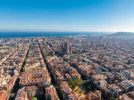 Antenne Aussicht von Barcelona Stadt Horizont und Sagrada familia Kathedrale beim Sonnenuntergang foto