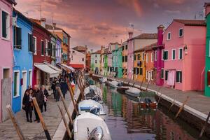 bunt Kanal im Burano, Italien mit Boote und Reflexionen - - venezianisch die Architektur Sammlung foto