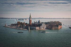 atemberaubend Antenne Aussicht von Venedig, Italien mit heiter Wasserstraßen und charmant die Architektur foto